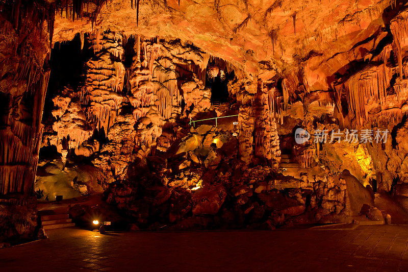 美丽的洞穴形态的哈尔马纳大厅，“SAEVA DUPKA”